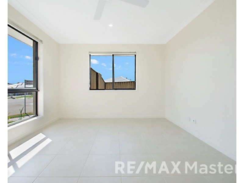 2 Barnyard Dr, Park Ridge QLD 4125
