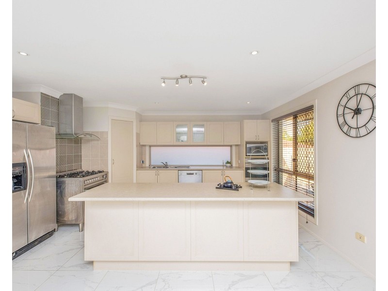 33 Degas Street, Forest Lake QLD 4078