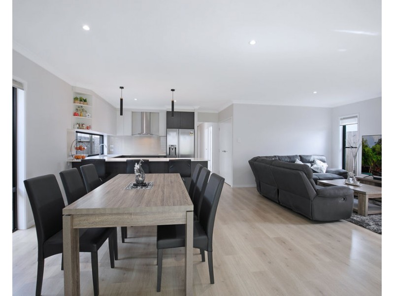 8 Mount Edwards Street, Park Ridge QLD 4125