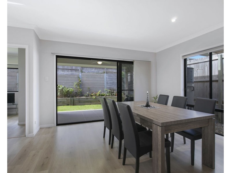 8 Mount Edwards Street, Park Ridge QLD 4125