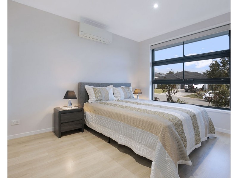 8 Mount Edwards Street, Park Ridge QLD 4125