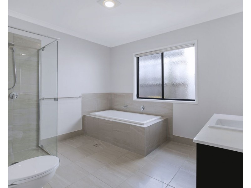 8 Mount Edwards Street, Park Ridge QLD 4125