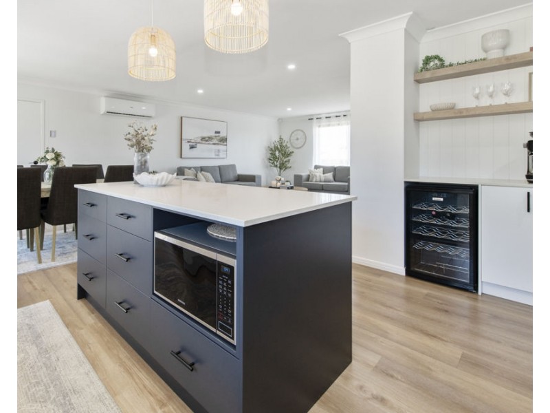 8 Newburn Street, Hillcrest QLD 4118