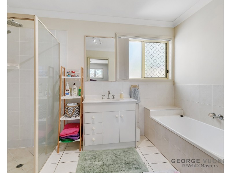 33 Collina Cr, Forest Lake QLD 4078