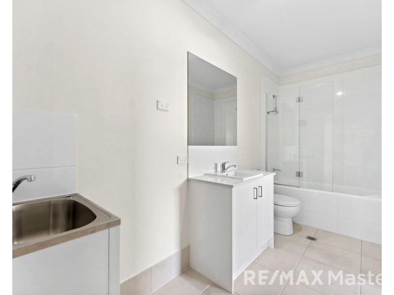 Unit 2 37 Kestrel Road, Park Ridge QLD 4125