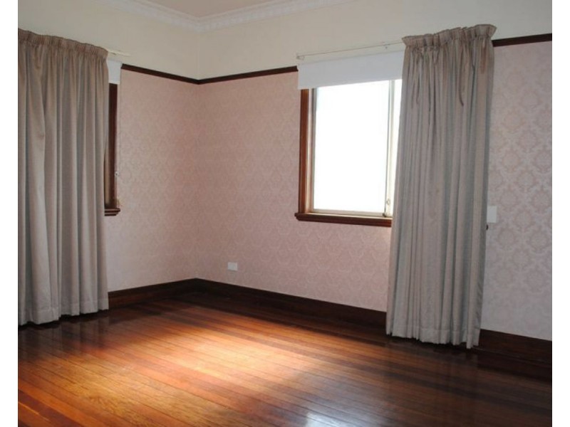 26 Crown St, Silkstone QLD 4304