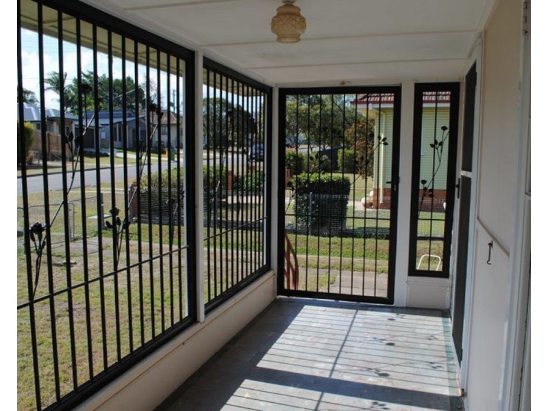 26 Crown St, Silkstone QLD 4304