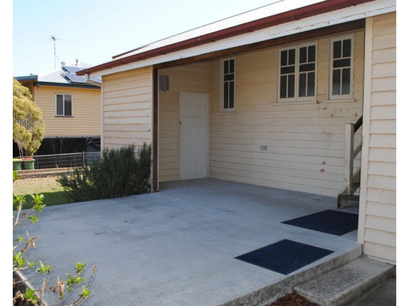26 Crown St, Silkstone QLD 4304