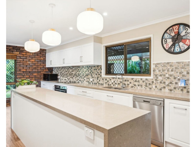 16 Clover Court, Regents Park QLD 4118