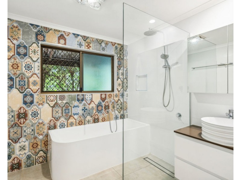 16 Clover Court, Regents Park QLD 4118