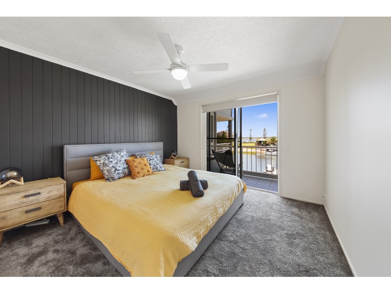 5/17 Canal Avenue, Runaway Bay QLD 4216