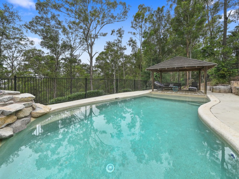 7 Drapers Road, Eatons Hill QLD 4037