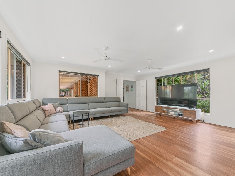 7 Drapers Road, Eatons Hill QLD 4037