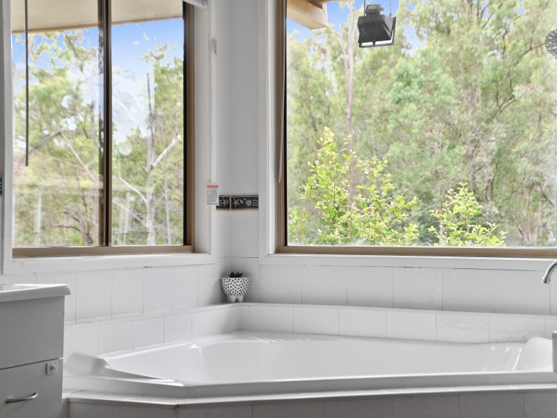 7 Drapers Road, Eatons Hill QLD 4037