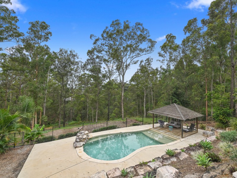 7 Drapers Road, Eatons Hill QLD 4037