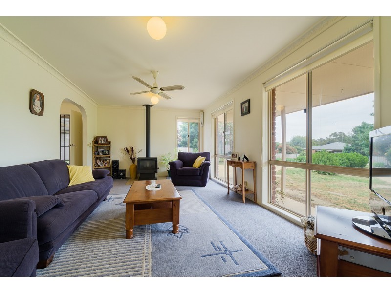 16 Eleanor Drive, Campbells Creek VIC 3451