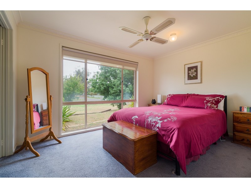 16 Eleanor Drive, Campbells Creek VIC 3451