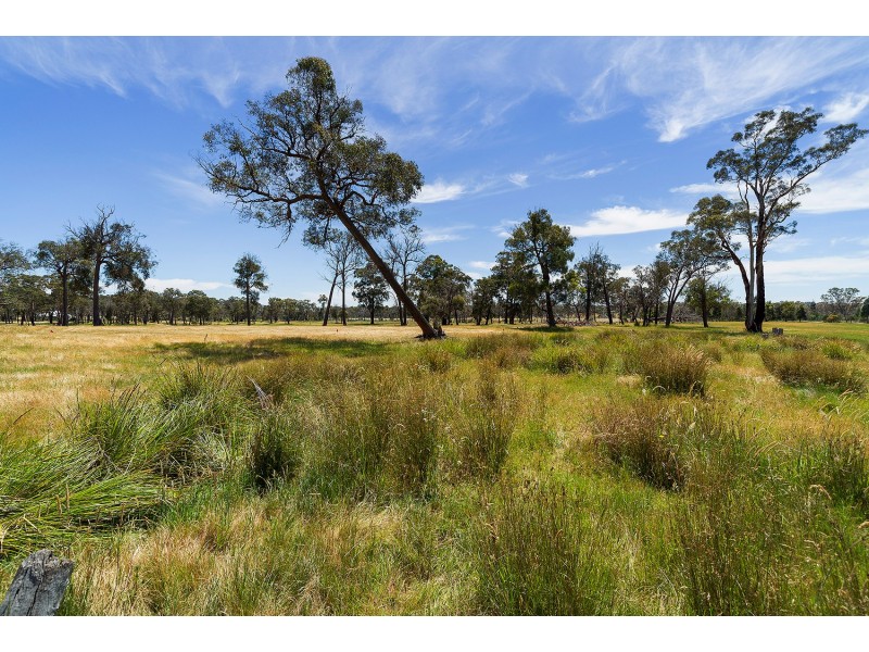 2/2426 Harmony Way, Elphinstone VIC 3448