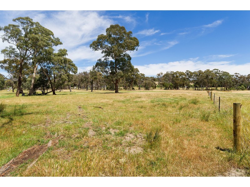 2/2426 Harmony Way, Elphinstone VIC 3448