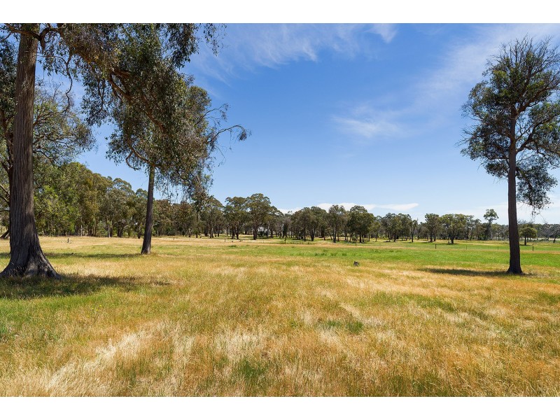 2/2426 Harmony Way, Elphinstone VIC 3448