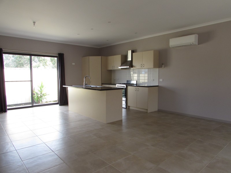 2/10a Moscript Street, Campbells Creek VIC 3451