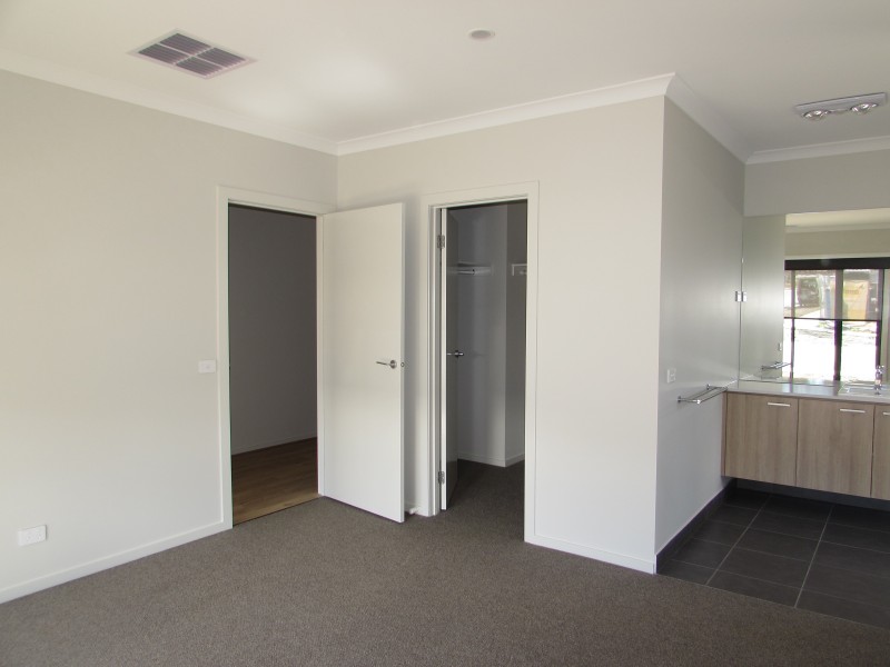 11 Woodman Drive, Mckenzie Hill VIC 3451