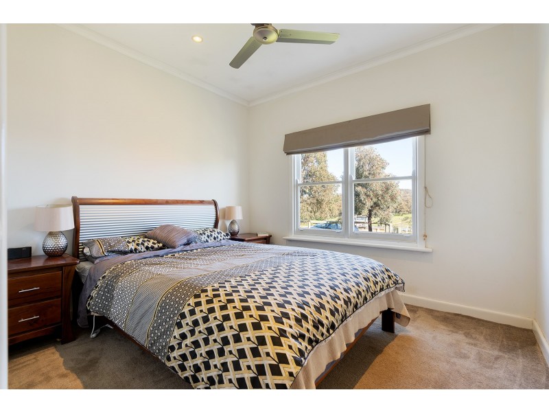 180 Pyrenees Highway, Elphinstone VIC 3448