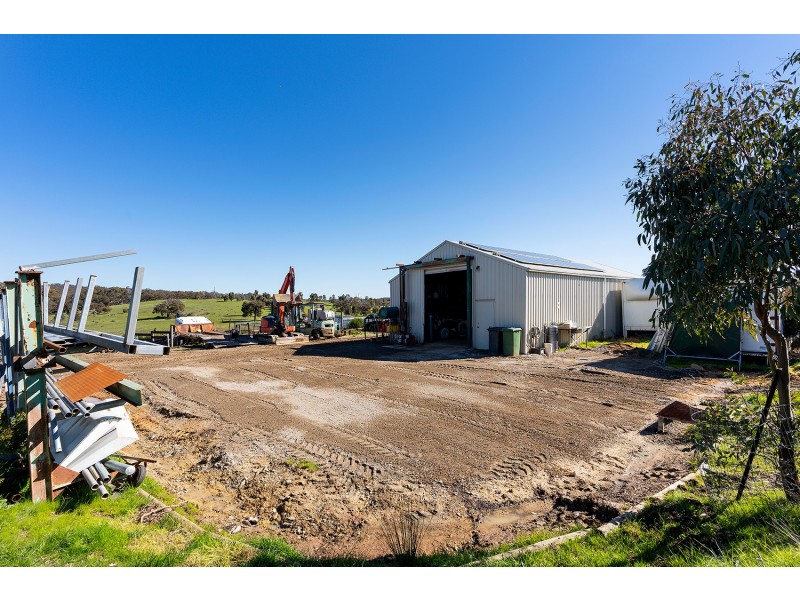 180 Pyrenees Highway, Elphinstone VIC 3448