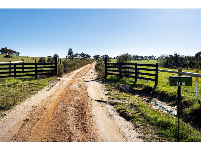 180 Pyrenees Highway, Elphinstone VIC 3448
