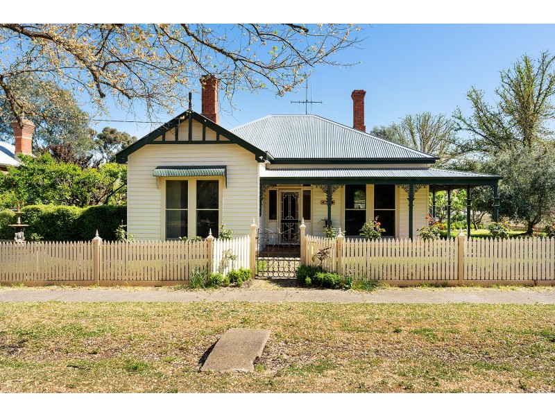 33 Lyons Street, Newstead VIC 3462