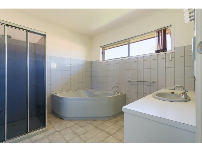 64 Blakeley Road, Castlemaine VIC 3450