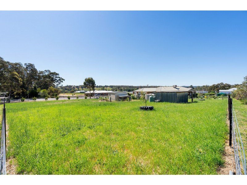 2 Captain Day Road, Campbells Creek VIC 3451