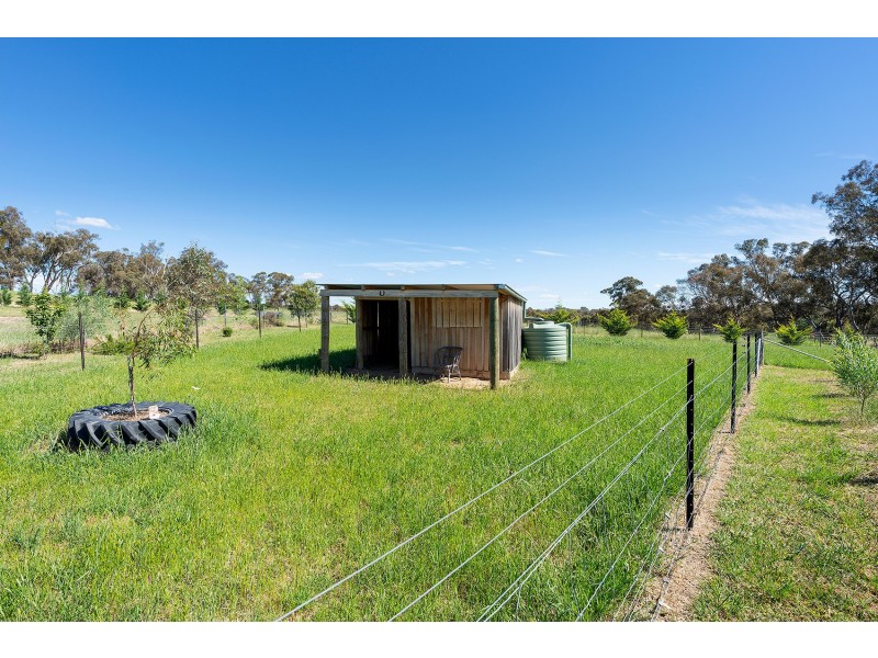 2 Captain Day Road, Campbells Creek VIC 3451