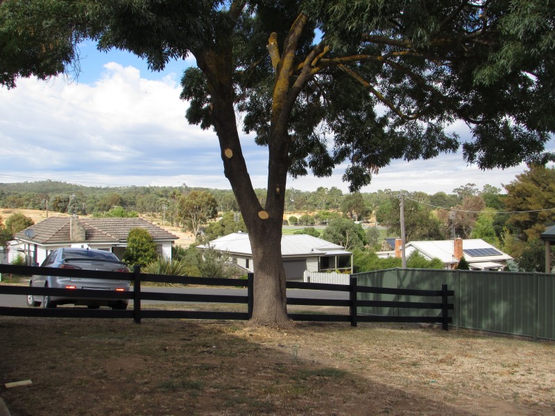 11 Roderick Street, Castlemaine VIC 3450