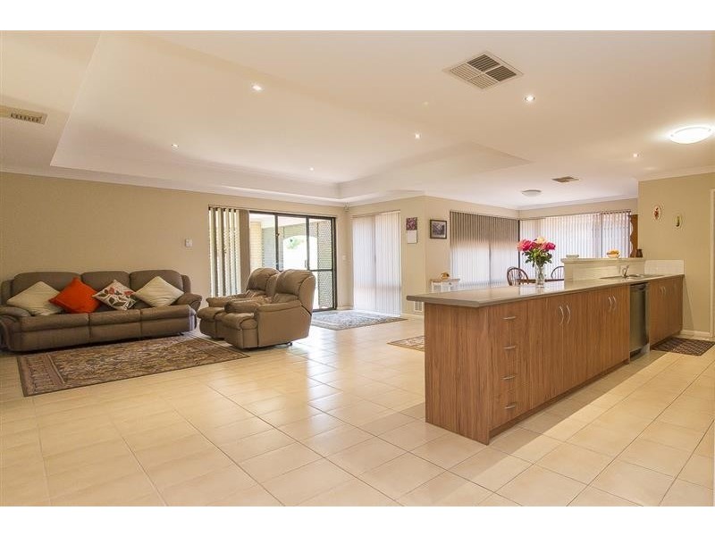 15 Sutton Way, Darch WA 6065