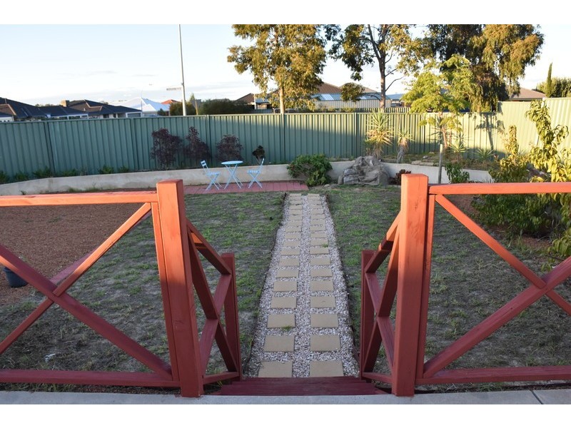 9 Mistletoe Drive, Banksia Grove WA 6031