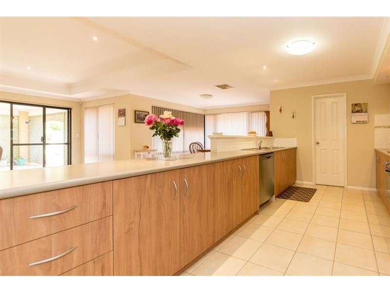 15 Sutton Way, Darch WA 6065
