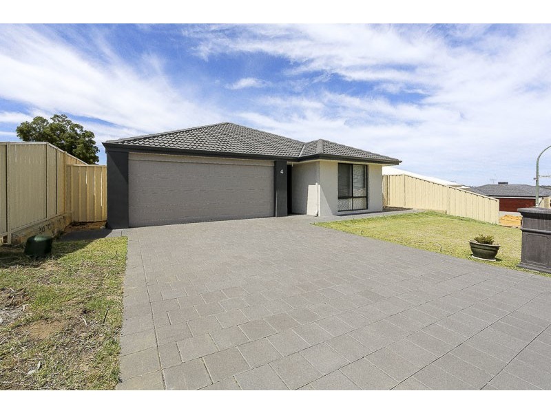 4 Merlot Way, Pearsall WA 6065