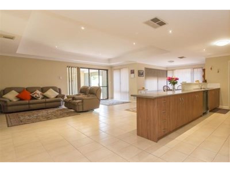 15 Sutton Way, Darch WA 6065