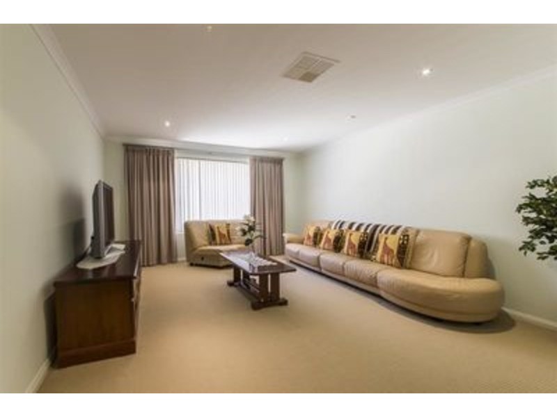 15 Sutton Way, Darch WA 6065