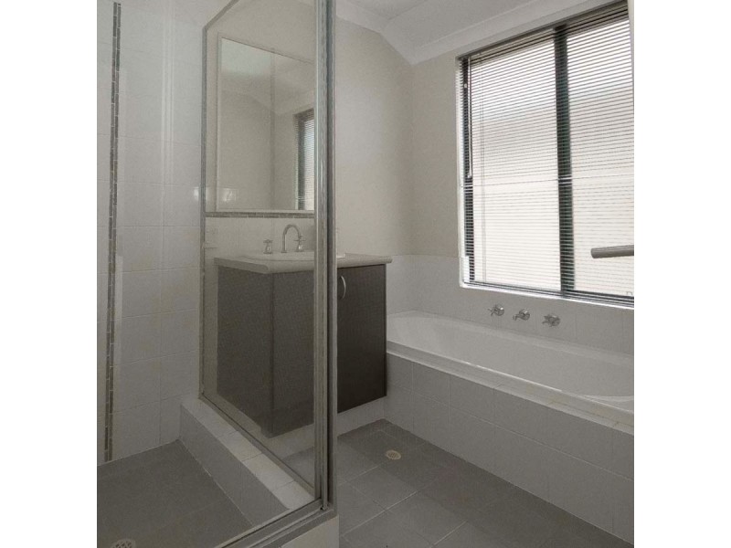 11 Speranza Parkway, Sinagra WA 6065