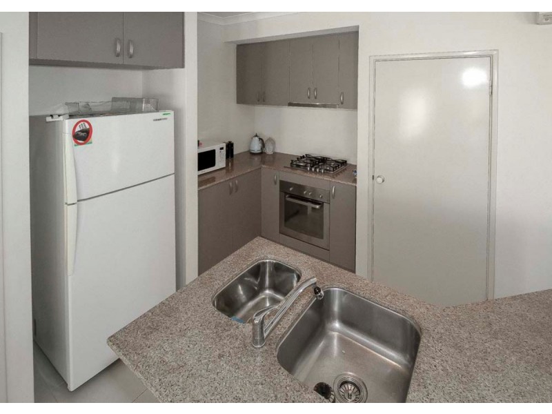 11 Speranza Parkway, Sinagra WA 6065