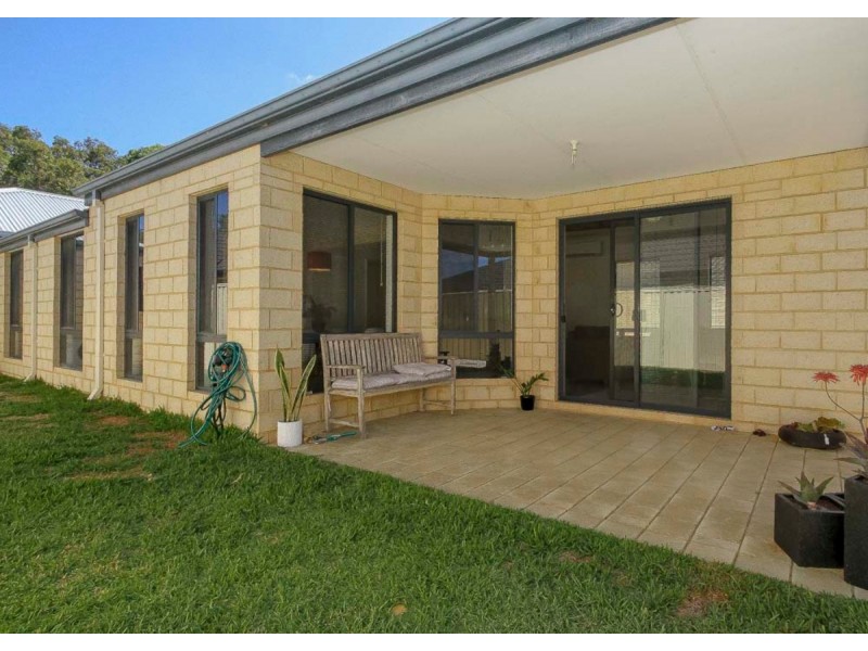 11 Speranza Parkway, Sinagra WA 6065