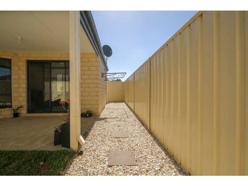 11 Speranza Parkway, Sinagra WA 6065