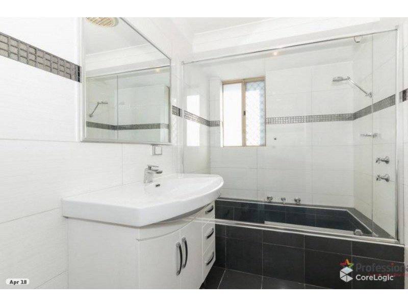 8 Harewood Place, Marangaroo WA 6064