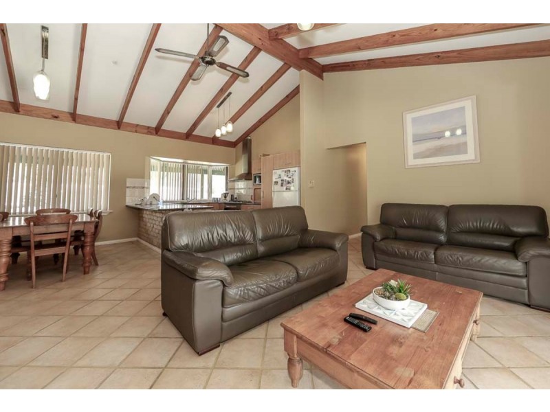 100 Colonial Circle, Gnangara WA 6077