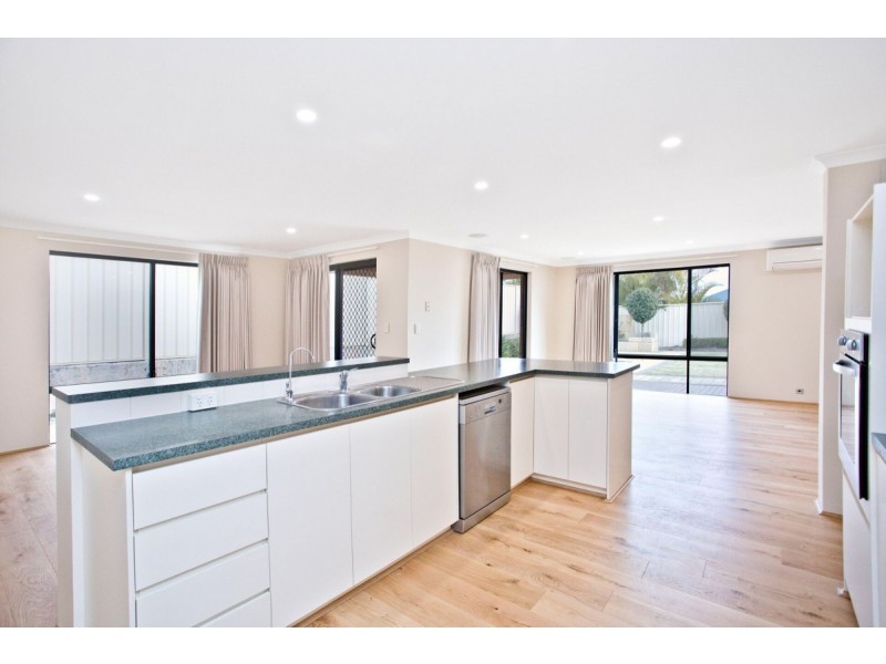 52 Allanbi Circle, Carramar WA 6031