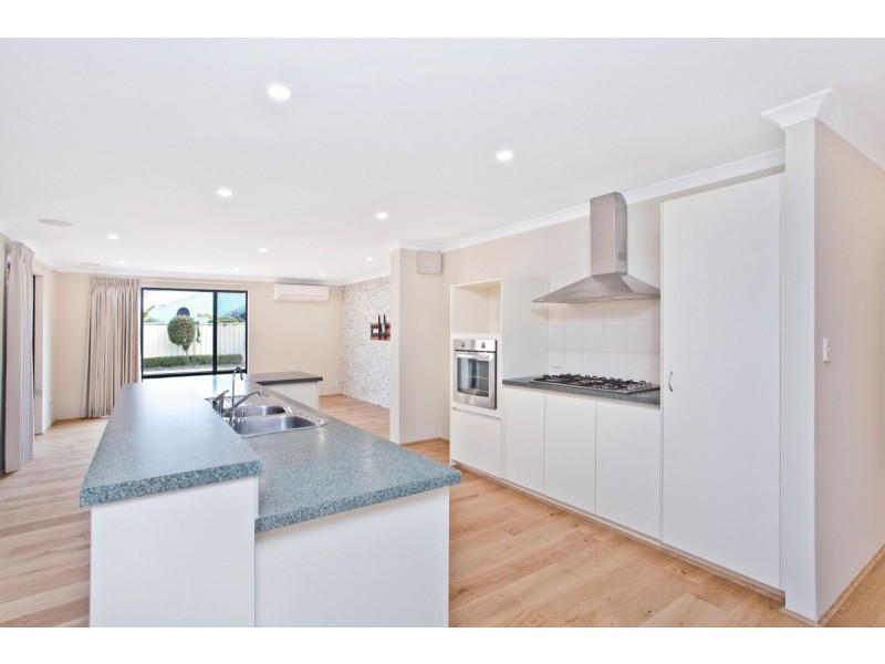 52 Allanbi Circle, Carramar WA 6031