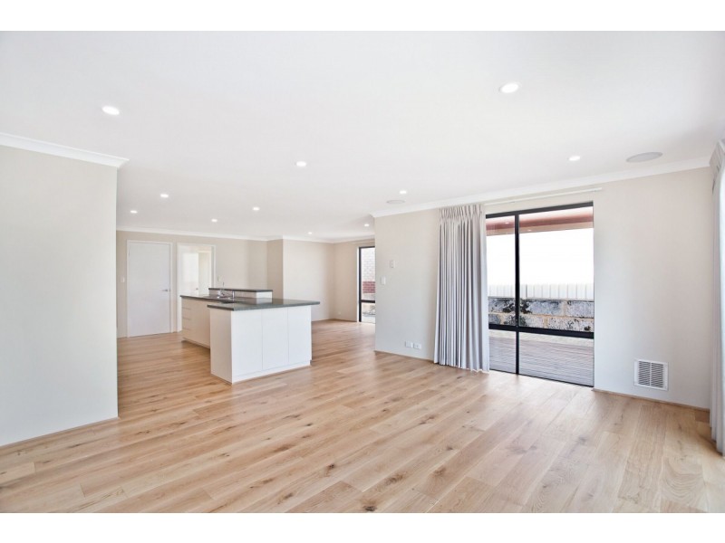 52 Allanbi Circle, Carramar WA 6031