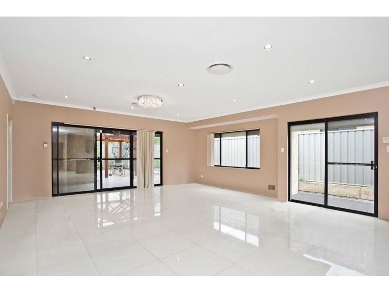 39 Reginald Way, Queens Park WA 6107